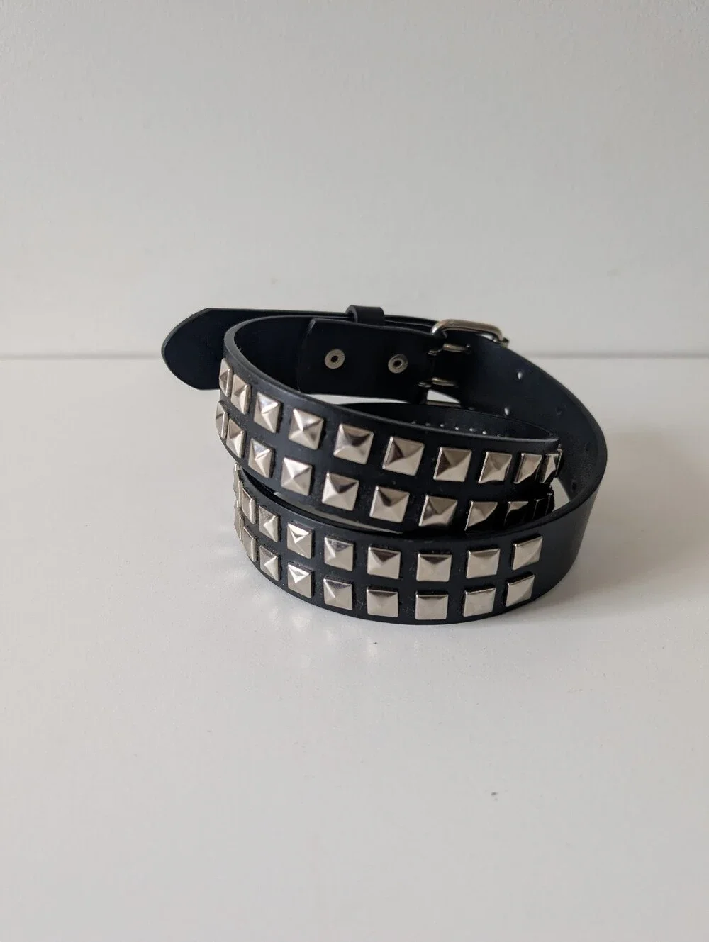 Hot Topic women's Black Leather Studded Pyramid Punk Belt (M)